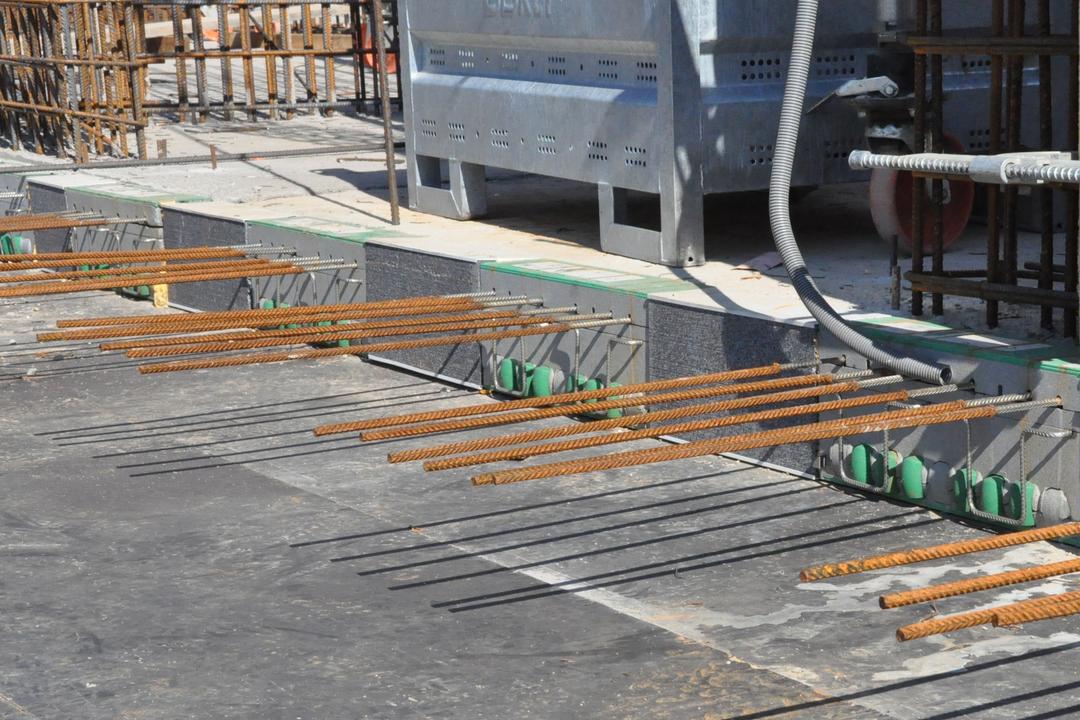 Blick auf die Baustelle mit den Bauelementen von PohlCon, bei sonnigem Wetter.