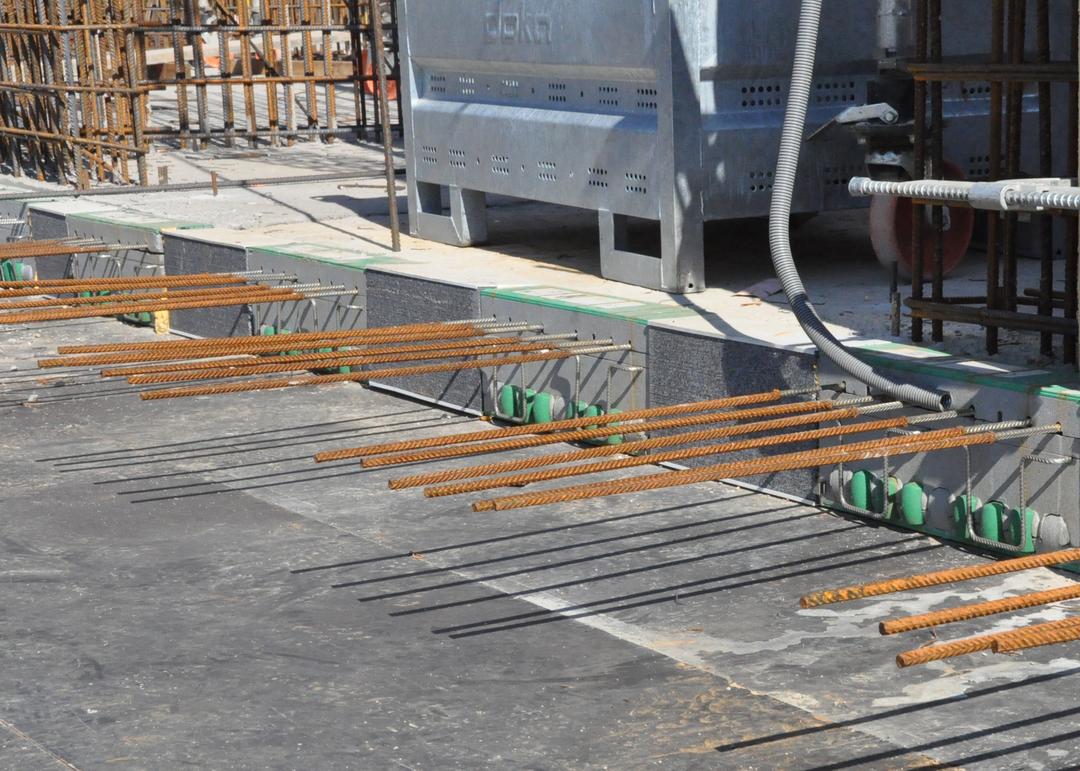 Blick auf die Baustelle mit den Bauelementen von PohlCon, bei sonnigem Wetter.