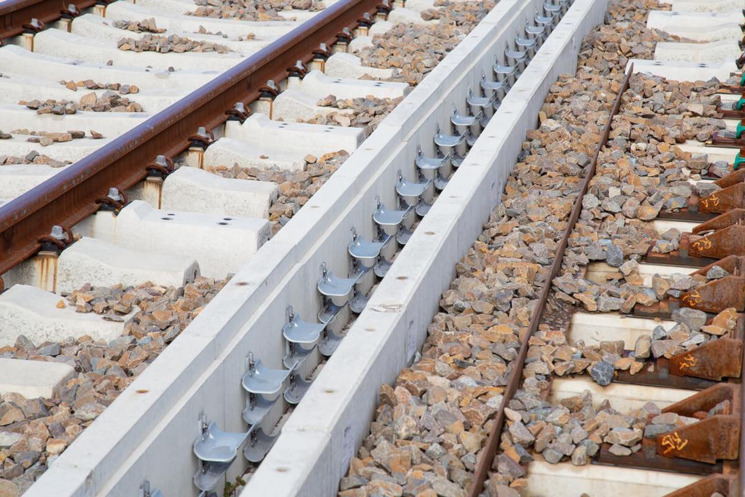 Bahngleise in der Nahaufnahme, mit dem charakteristischen Kies dazwischen.