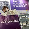 PohlCon-Messestand mit Publikumsverkehr, Mann mit großer Tasche