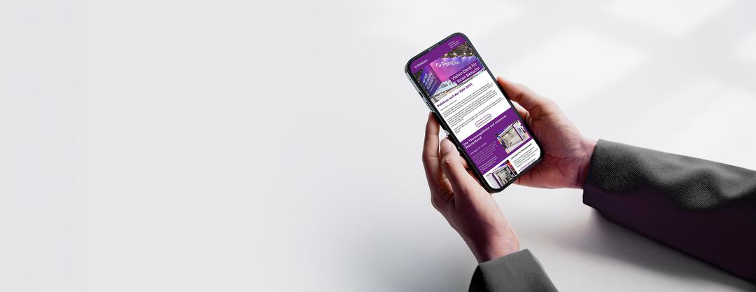 Großaufnahme eines Smartphones, welches in den Händen einer Person liegt. Auf dem Bildschirm ist der PohlCon Newsletter zu sehen.