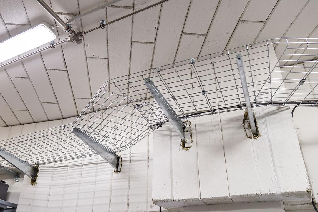 An der Wand befestigte Gitterbahnen ohne Kabel