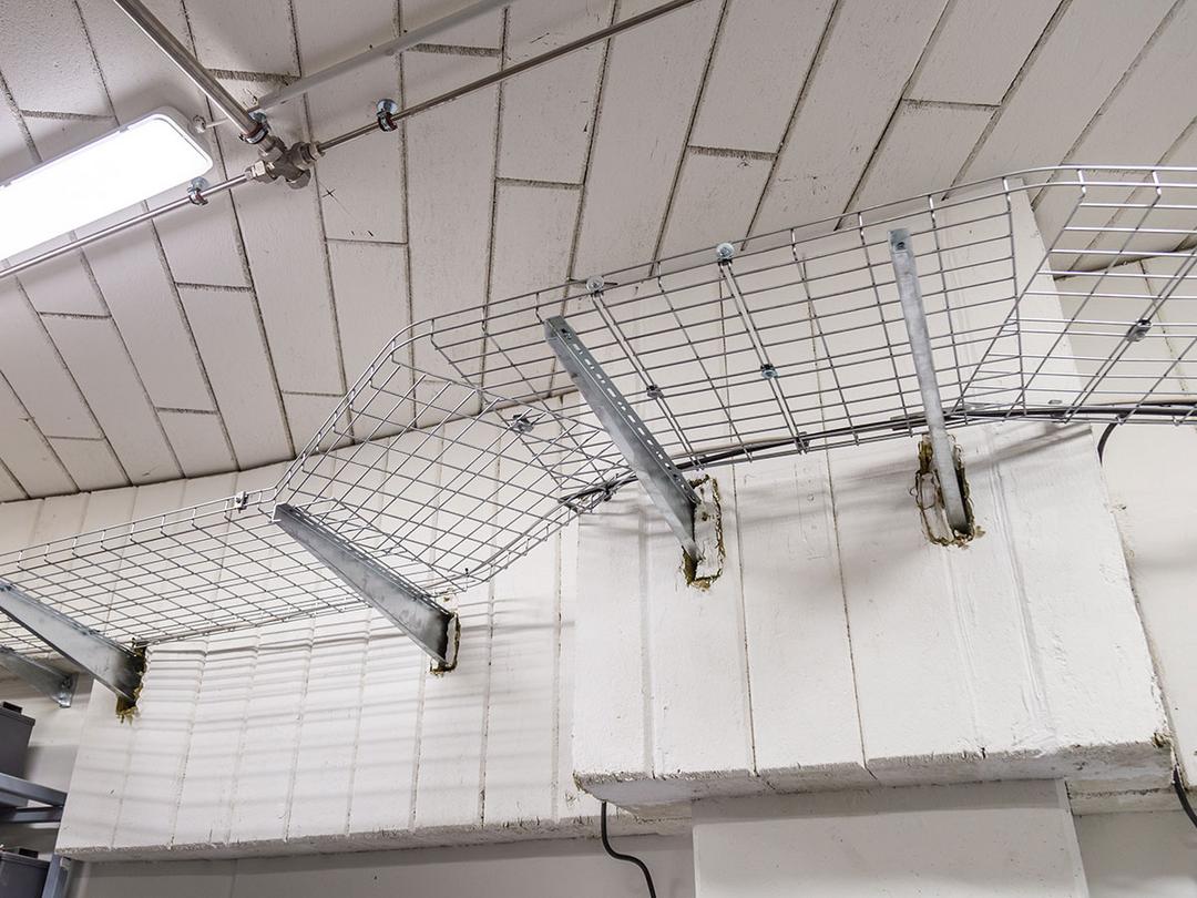 Kabeltragsysteme, auf denen noch keine Kabel verlaufen.