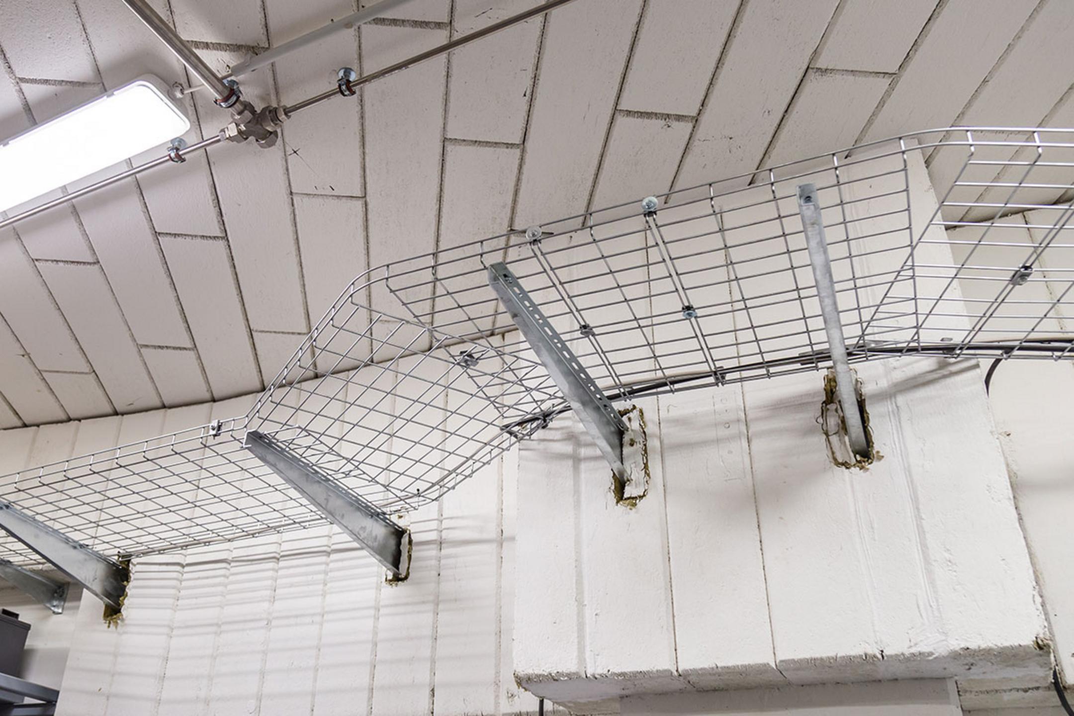 Kabeltragsysteme, auf denen noch keine Kabel verlaufen.