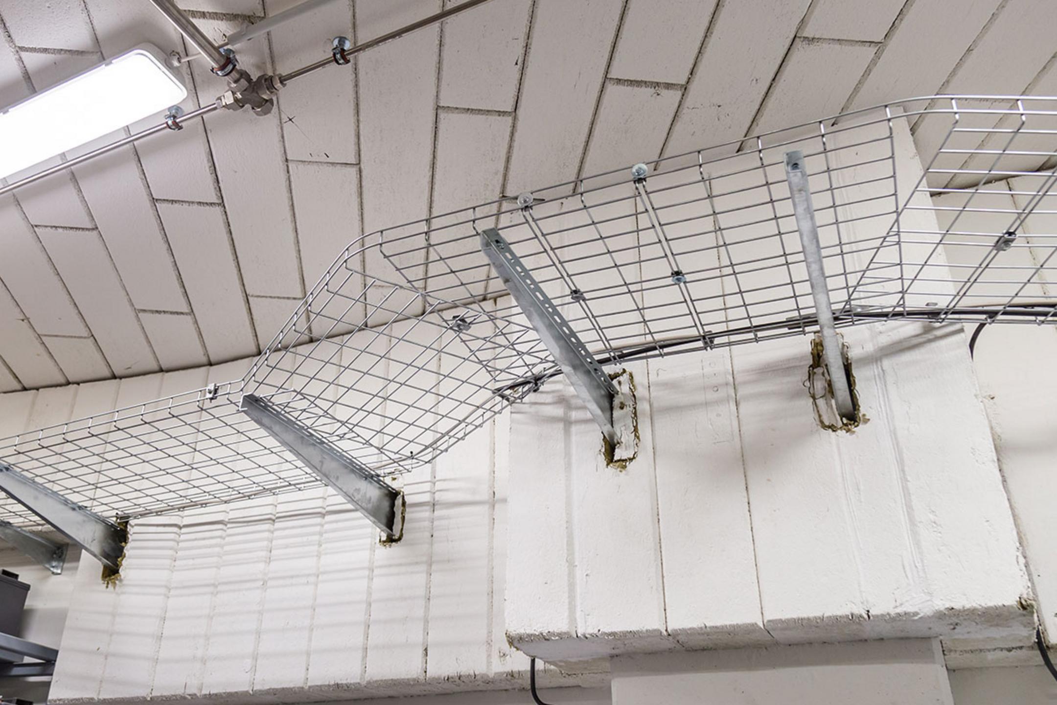 An der Wand befestigte Gitterbahnen ohne Kabel