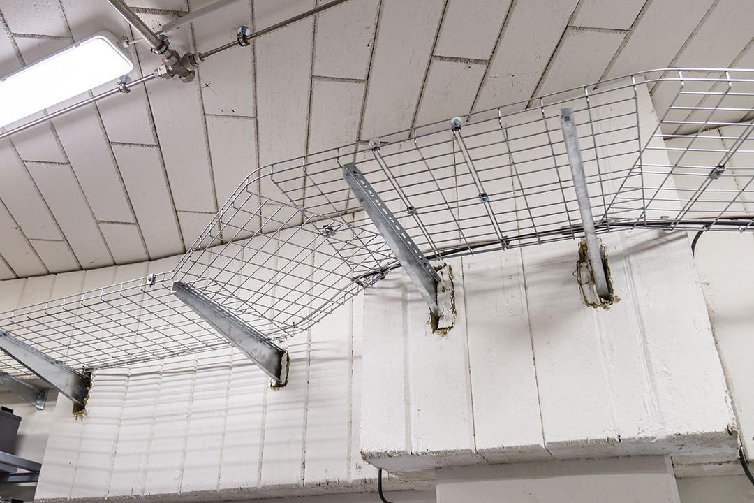 An der Wand befestigte Gitterbahnen ohne Kabel