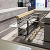 Ausstellungsmodell eines Betonbauteils mit Bewehrung, Schalungselementen und Fugenblech.