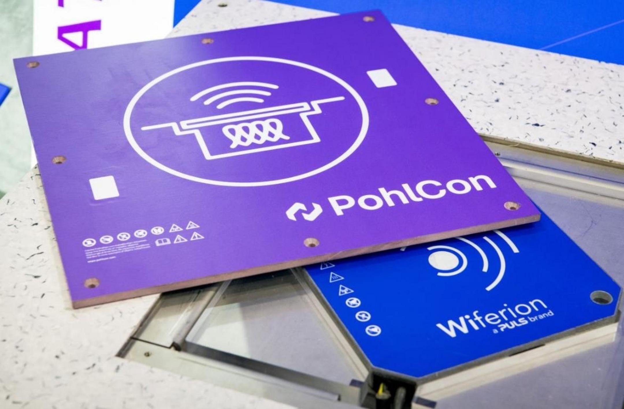 WCPS-Ladestation von PohlCon und Wiferion für kontaktloses Laden mobiler Roboter